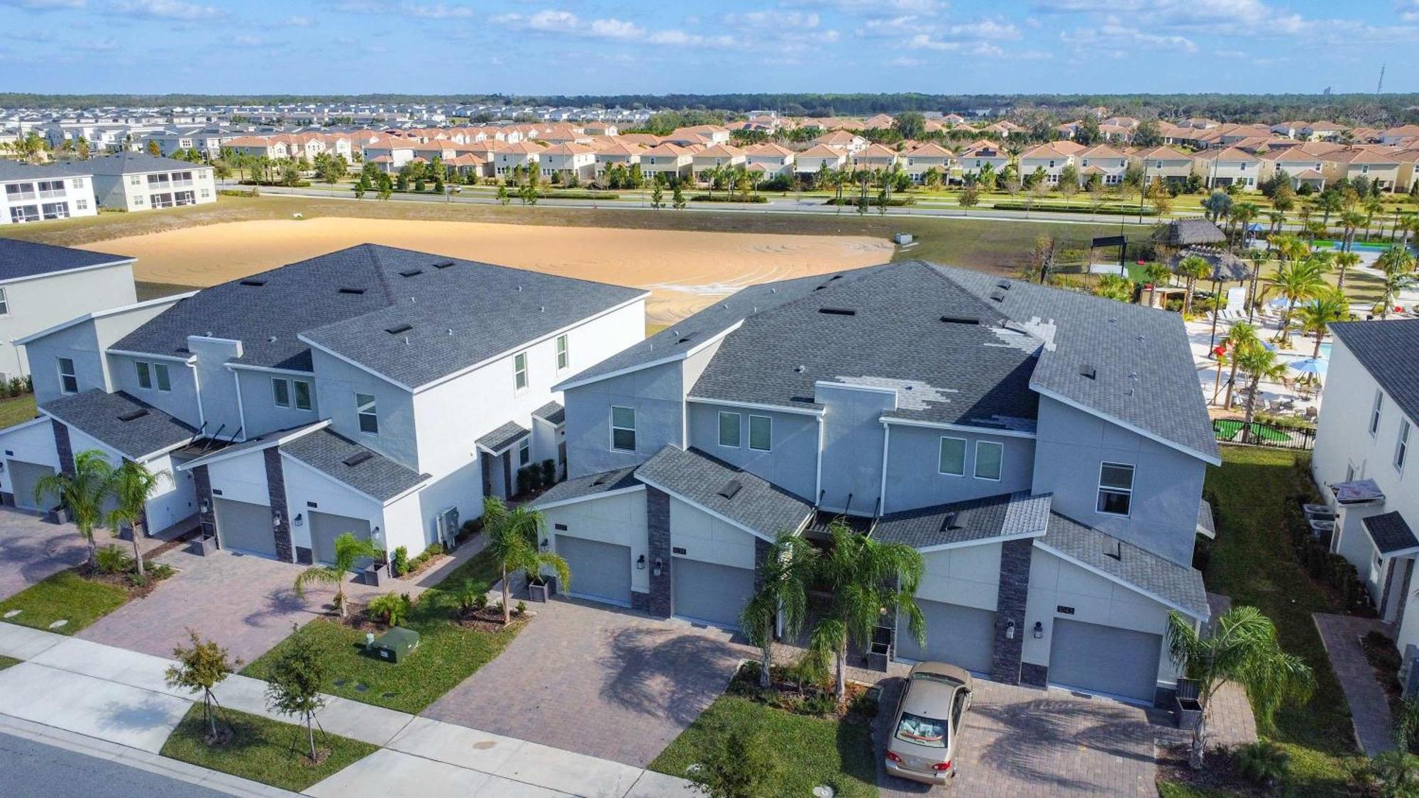 Incredible Thematic 2br With 2 Clubhouses Kissimmee